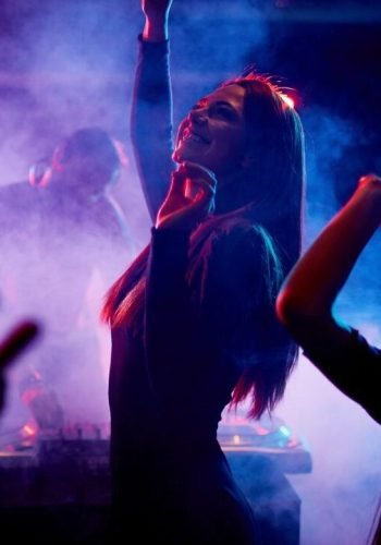 mulher-dancando-na-balada